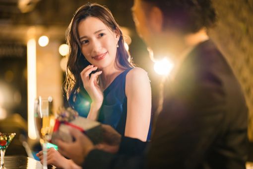 バーで飲む男女