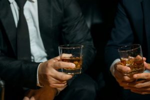 乾杯している男性2人