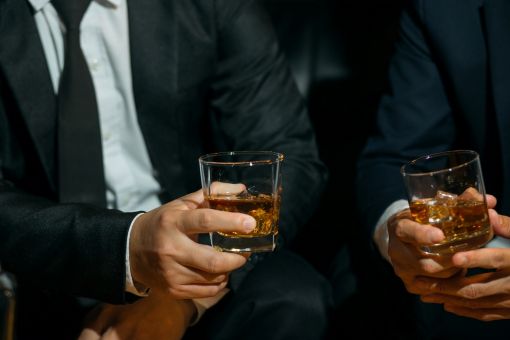 乾杯している男性2人