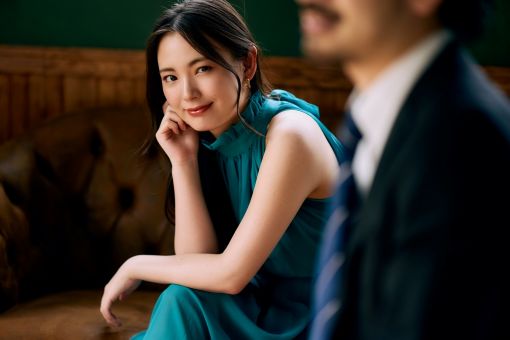 男性を見つめる女性